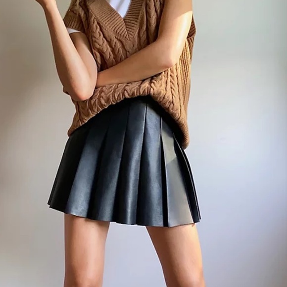 Aritzia Sunday Best Olive Mini 15” Skirt (Black Leather) - Picture 3 of 8